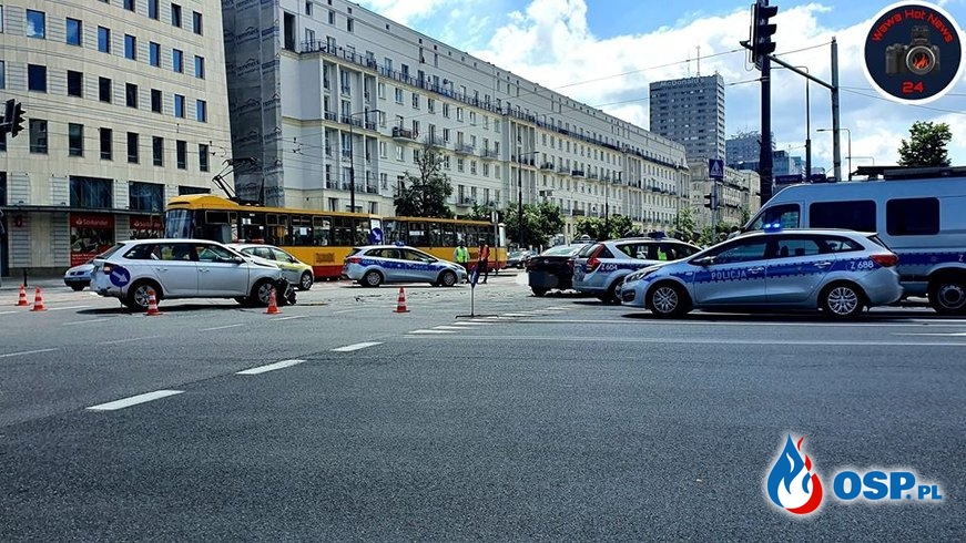 Wypadek nieoznakowanego radiowozu w centrum Warszawy. Ranni policjanci. OSP Ochotnicza Straż Pożarna