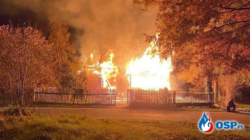 Dwie osoby zginęły w płonącym domu. Drewniany budynek stał cały w ogniu. OSP Ochotnicza Straż Pożarna