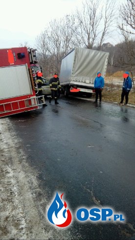 Wypadek wozu strażackiego z Wałbrzycha. "Cała droga pokryta lodem". OSP Ochotnicza Straż Pożarna