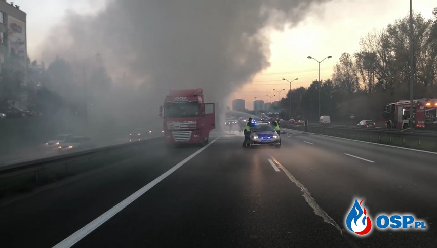 Ciężarówka stanęła w ogniu podczas jazdy. Zapaliły się odpady. OSP Ochotnicza Straż Pożarna