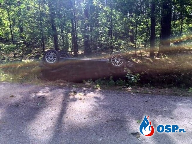 Młody kierowca wypadł z auta w trakcie dachowania na leśnej drodze OSP Ochotnicza Straż Pożarna