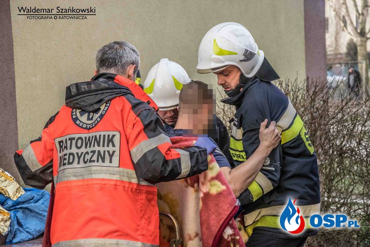 Pożar mieszkania w Chocianowie. Ewakuowano 15 osób, w tym małe dzieci! OSP Ochotnicza Straż Pożarna