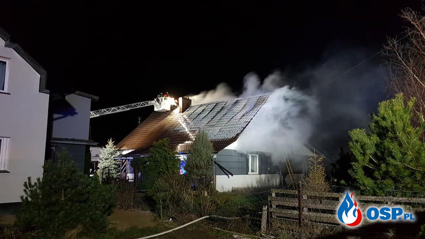 Pożar w wigilijną noc. Rodzina z pięciorgiem dzieci straciła dach nad głową. OSP Ochotnicza Straż Pożarna