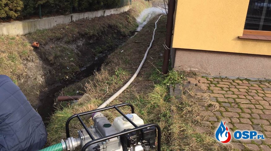 Pompowanie wody ul. Grudzińskich. OSP Ochotnicza Straż Pożarna