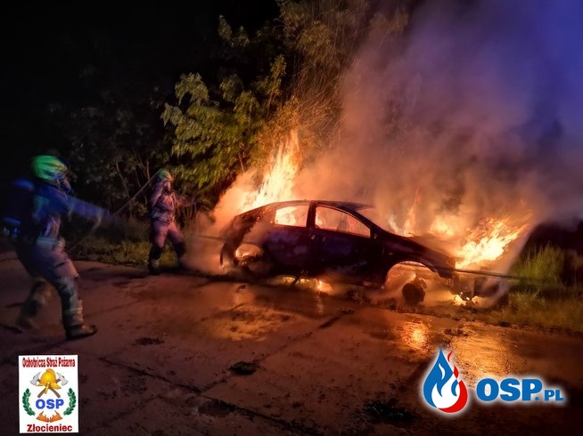 Pożar samochodu na DK20. Nocna akcja OSP Złocieniec. OSP Ochotnicza Straż Pożarna