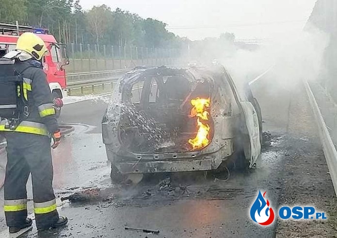 Auto zapaliło się podczas jazdy na S3. Rodzina jechała na urlop. OSP Ochotnicza Straż Pożarna
