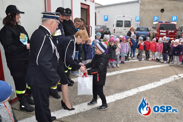 Przedszkolacy podziękowali strażakom OSP Ochotnicza Straż Pożarna