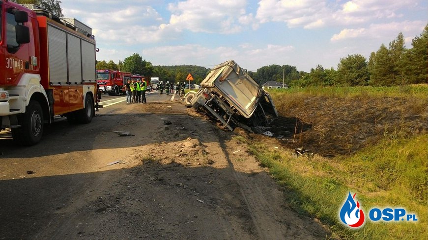 Groźny wypadek osobówki z ciężarówką. TIR stanął w płomieniach OSP Ochotnicza Straż Pożarna