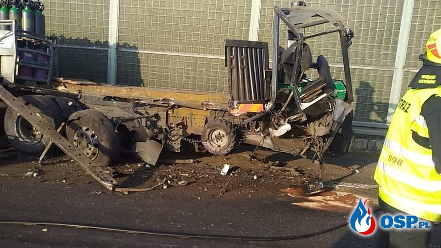 Trzy nowe mercedesy spadły z lawety po zderzeniu ciężarówek na S7 OSP Ochotnicza Straż Pożarna