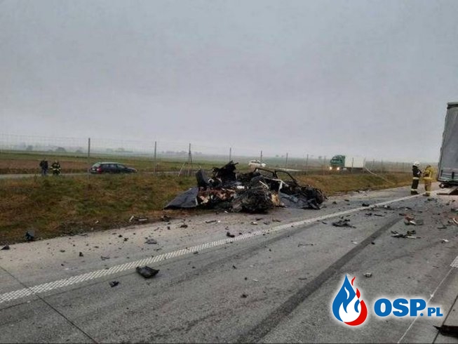 Dwie osoby zginęły w zderzeniu BMW z ciężarówką. Auto jechało trasą S17 pod prąd. OSP Ochotnicza Straż Pożarna