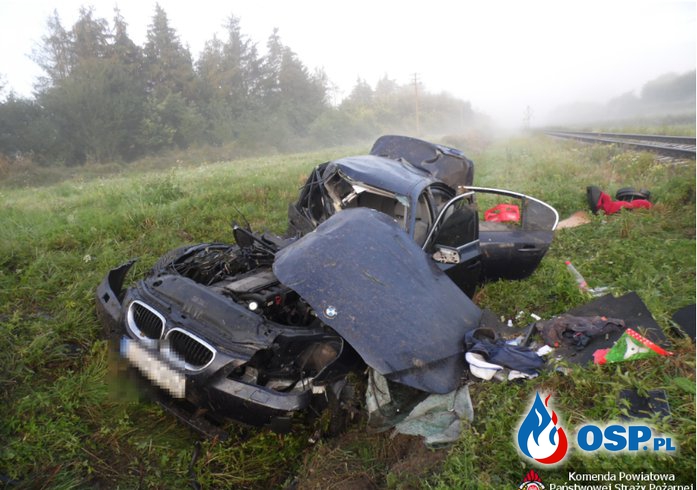 Wypadek w gęstej mgle. Szynobus staranował BMW na przejeździe kolejowym. OSP Ochotnicza Straż Pożarna