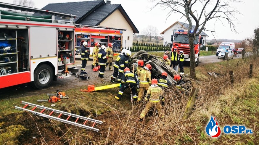Mercedes dosłownie złamał się na drzewie. 36-letni kierowca zginął. OSP Ochotnicza Straż Pożarna