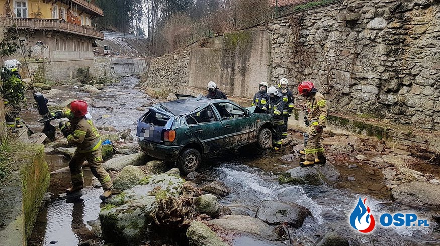 Auto wpadło do rzeki w Międzygórzu. Kierowca i pasażerowie uciekli z miejsca zdarzenia. OSP Ochotnicza Straż Pożarna