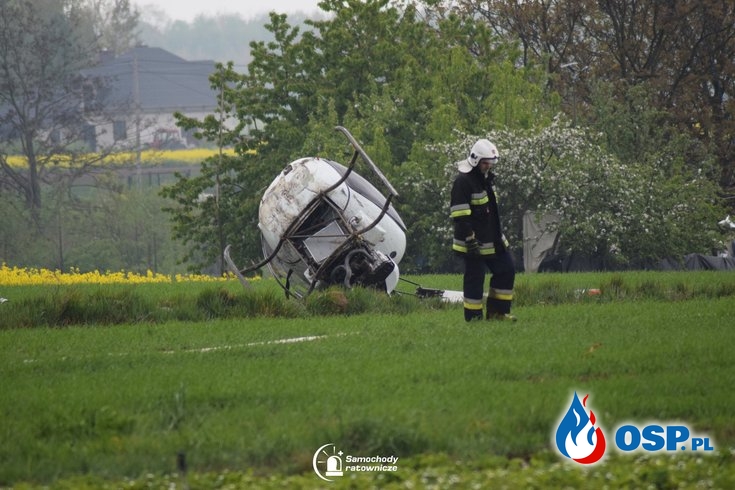 Wypadek śmigłowca w Sokołowie Podlaskim. Helikopter rozbił się na polu. OSP Ochotnicza Straż Pożarna