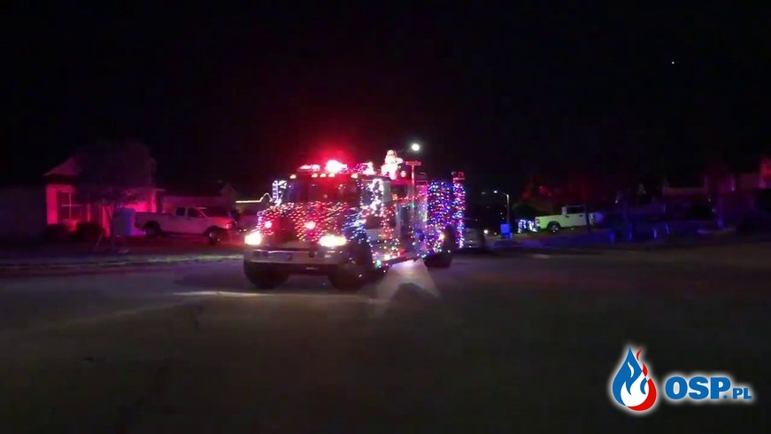 Święty Mikołaj na wozie gaśniczym. Świąteczny korowód w Teksasie. OSP Ochotnicza Straż Pożarna