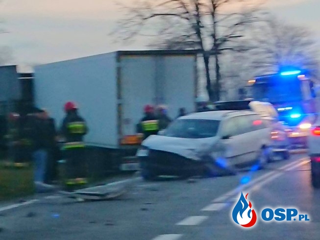 Zderzenie samochodu osobowego z ciężarówką na DK8 w Polanicy-Zdroju. OSP Ochotnicza Straż Pożarna