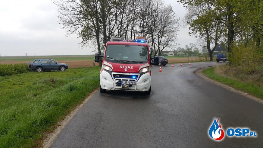 Wilczopole: Zderzenie dwóch aut na łuku drogi. Jedna osoba trafiła do szpitala (zdjęcia) OSP Ochotnicza Straż Pożarna