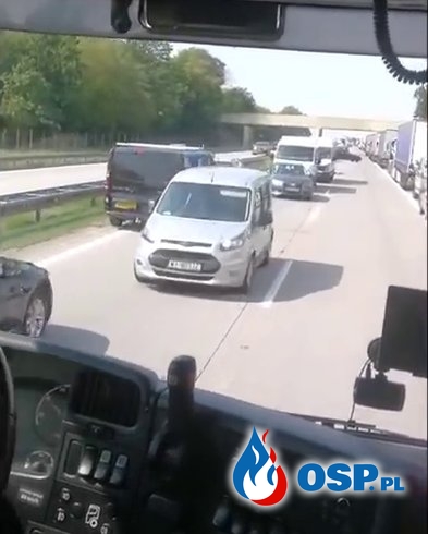 Bezmyślni kierowcy zablokowali korytarz życia na A4. Film trafił do policjantów. OSP Ochotnicza Straż Pożarna