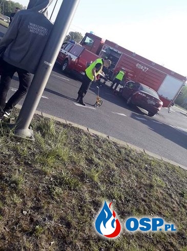 Kierowca osobowego renault wjechał w wóz gaśniczy, jadący do pożaru. OSP Ochotnicza Straż Pożarna