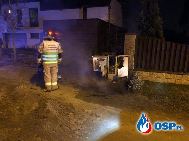 Pożar skrzynki z gazem ziemnym. Druh OSP pożyczył koparkę, która pomogła w akcji. OSP Ochotnicza Straż Pożarna