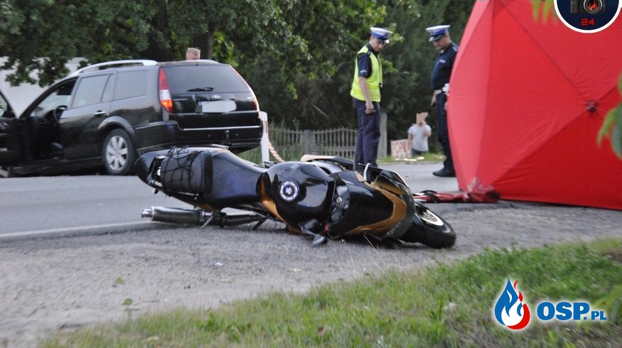 Motocyklista zginął, jego pasażerka jest ciężko ranna. Tragiczny wypadek w Otrębusach. OSP Ochotnicza Straż Pożarna