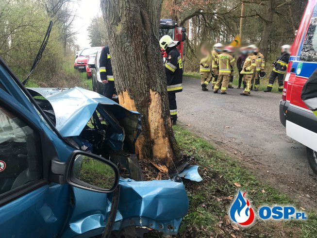 88/2021 Wypadek - auto uderzyło w drzewo OSP Ochotnicza Straż Pożarna