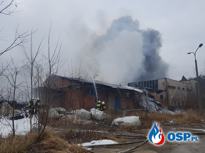 Groźny pożar na terenie byłego zakładu. W akcji blisko 200 strażaków. OSP Ochotnicza Straż Pożarna