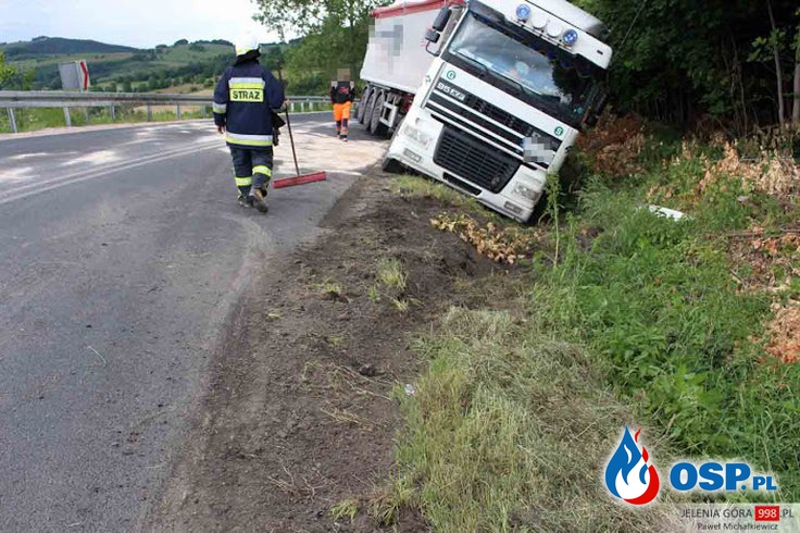 Dziwiszów: Ciężarówka wpadła do rowu na Kapelli. OSP Ochotnicza Straż Pożarna