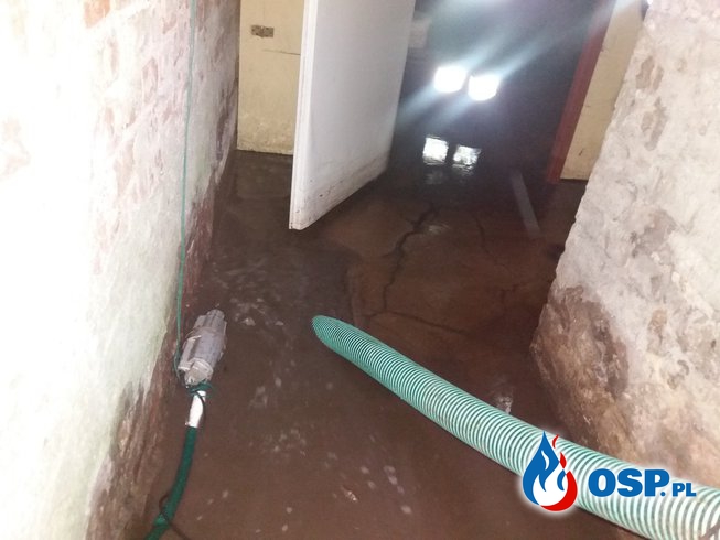 Woda zalała piwnicę w której znajdował się piec OSP Ochotnicza Straż Pożarna
