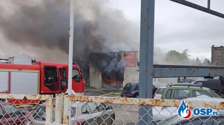 Pożar w warsztacie. Spłonęły samochody, właściciel w szpitalu. OSP Ochotnicza Straż Pożarna