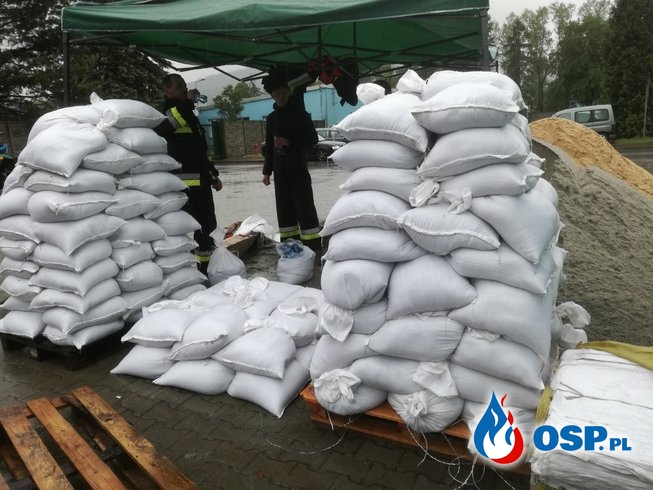 Działania przeciwpowodziowe, wypełnianie worków piaskiem - 23 maja 2019r. OSP Ochotnicza Straż Pożarna