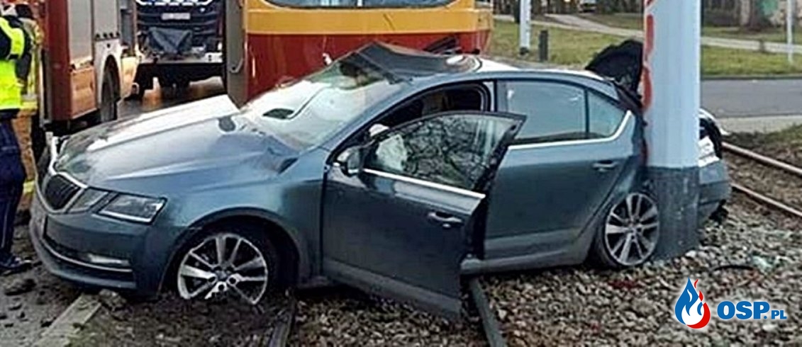 Wjechał autem wprost pod tramwaj. Groźne zderzenie w Łodzi. OSP Ochotnicza Straż Pożarna