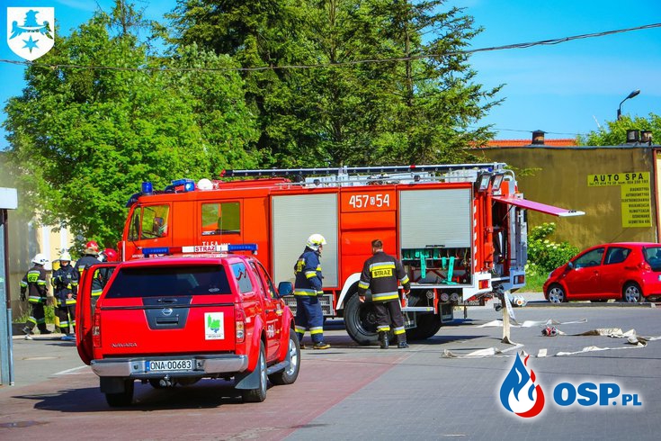 Pożar Biedronki w Namysłowie. W akcji 15 zastępów straży pożarnej. OSP Ochotnicza Straż Pożarna