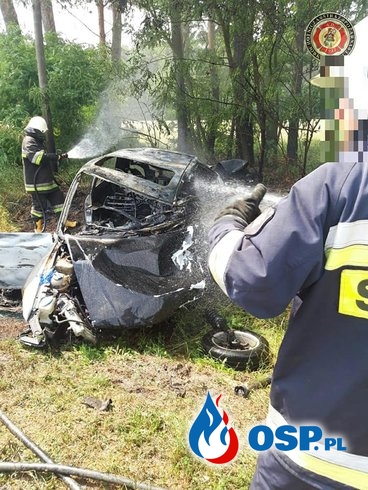 Audi po czołowym zderzeniu stanęło w płomieniach. Zginęła kobieta. OSP Ochotnicza Straż Pożarna