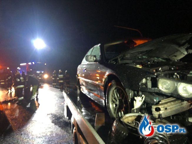 Czołowe zderzenie dwóch aut pod Opolem. Dwie osoby trafiły do szpitala. OSP Ochotnicza Straż Pożarna