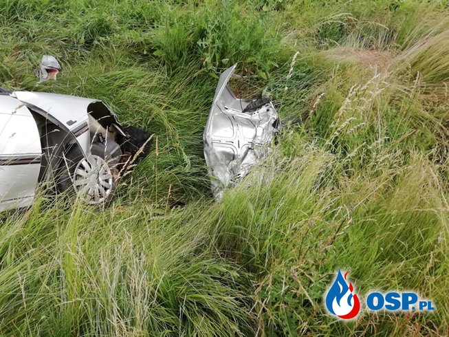 Tragiczny finał czołowego zderzenia osobówki z tirem pod Legnicą. Zginął kierowca. OSP Ochotnicza Straż Pożarna