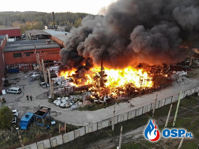 Płonie składowisko odpadów w Bytomiu. "Decyzję na składowanie cofnięto miesiąc temu". OSP Ochotnicza Straż Pożarna