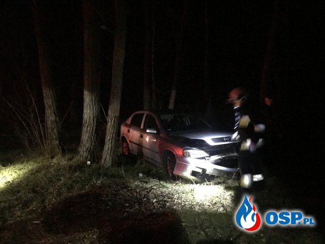 47/2021 Auto uderzyło w powalone drzewo OSP Ochotnicza Straż Pożarna