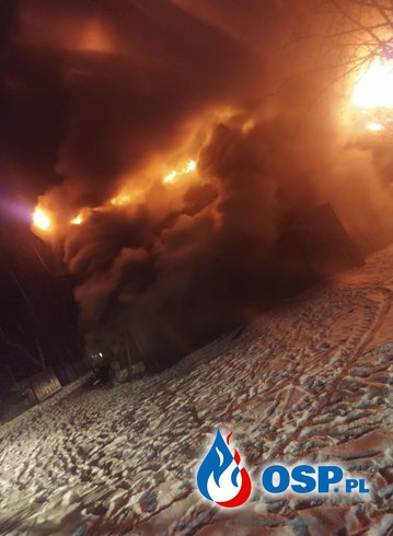 Groźny pożar stodoły w Lipnicy Wielkiej. Strażacy obronili dom przed ogniem. OSP Ochotnicza Straż Pożarna
