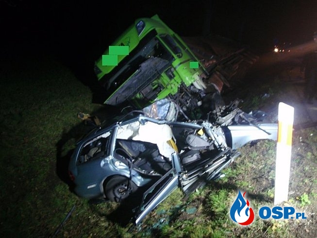Czołowe zderzenie ciężarówki z osobówką pod Augustowem. Jedna osoba zginęła na miejscu. OSP Ochotnicza Straż Pożarna