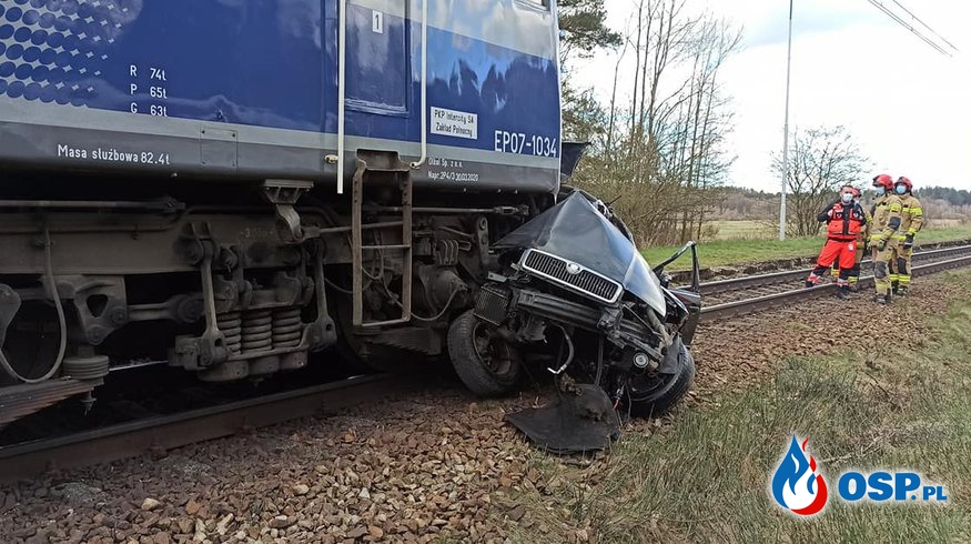 26-latek zginął na przejeździe kolejowym. Wjechał autem wprost pod pociąg. OSP Ochotnicza Straż Pożarna