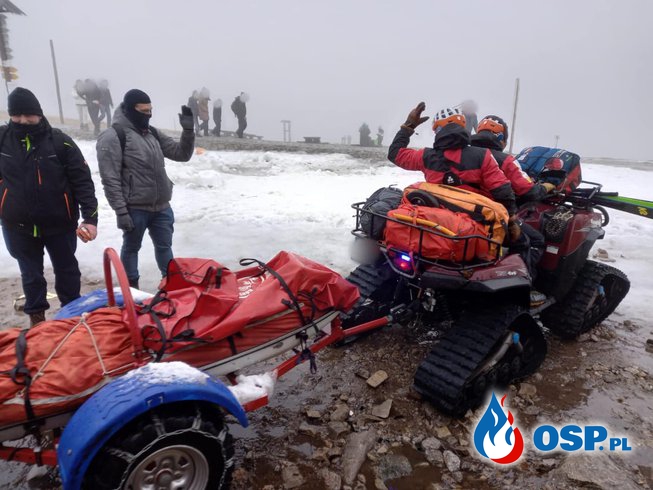 Strażacy podczas górskiej wędrówki udzielili pomocy rannemu mężczyźnie OSP Ochotnicza Straż Pożarna
