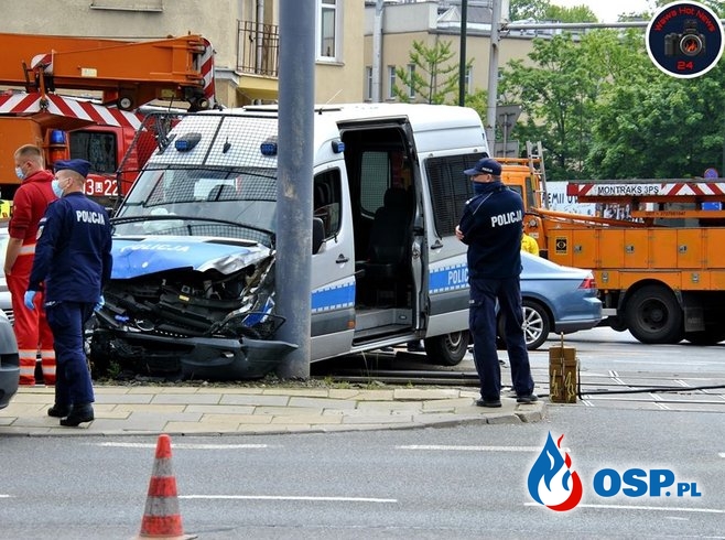Wypadek policyjnego radiowozu w Warszawie. Cztery osoby w szpitalu. OSP Ochotnicza Straż Pożarna