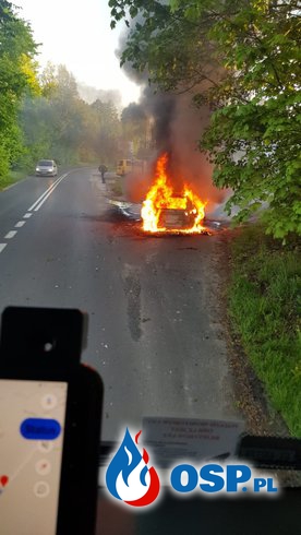 Samochód zapalił się podczas jazdy. Pożar na gminnej drodze pod Zgierzem. OSP Ochotnicza Straż Pożarna