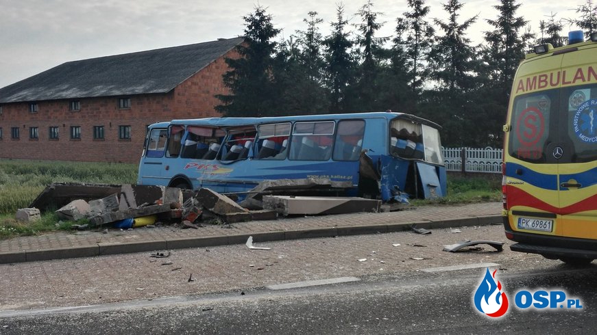Autobus zderzył się z ciężarówką. Staranowany przystanek i wielu rannych. OSP Ochotnicza Straż Pożarna