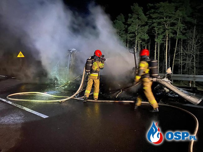 Nocny pożar na trasie S3. Auto dostawcze doszczętnie spłonęło. OSP Ochotnicza Straż Pożarna