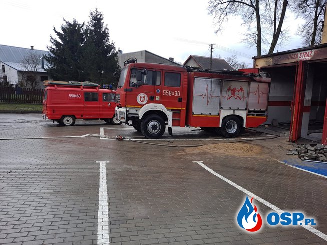 Pożar w remizie OSP. Ogień uszkodził wyposażenie i wóz bojowy. OSP Ochotnicza Straż Pożarna