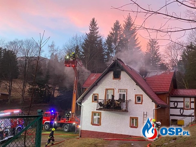 Uciekali przed ogniem przez okno. Groźny pożar pensjonatu w Szklarskiej Porębie. OSP Ochotnicza Straż Pożarna
