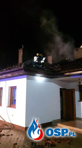 Dach zapadł się podczas pożaru domu w Kobylarni OSP Ochotnicza Straż Pożarna