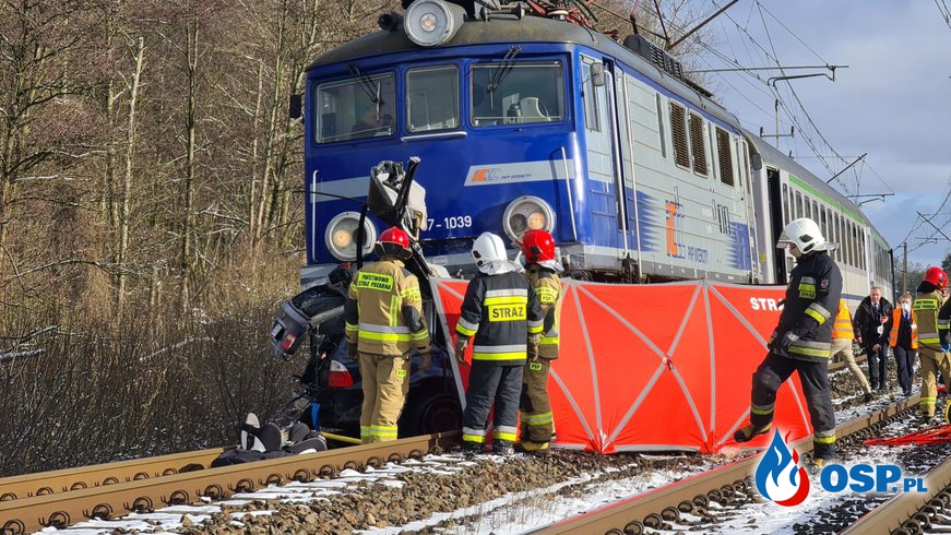Tragiczne zderzenie BMW z pociągiem. Lokomotywa pchała auto kilkaset metrów po torach. OSP Ochotnicza Straż Pożarna